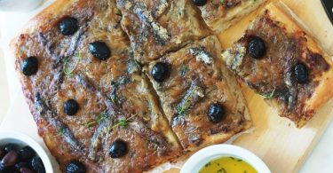 Pissaladière recette niçoise (oignons, anchois, olives)