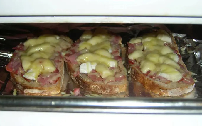 Tartines au bacon et trois fromages