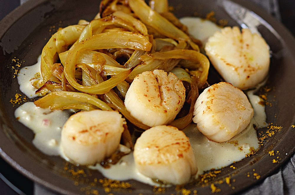 Coquilles Saint-Jacques, compotée d’endives au curry