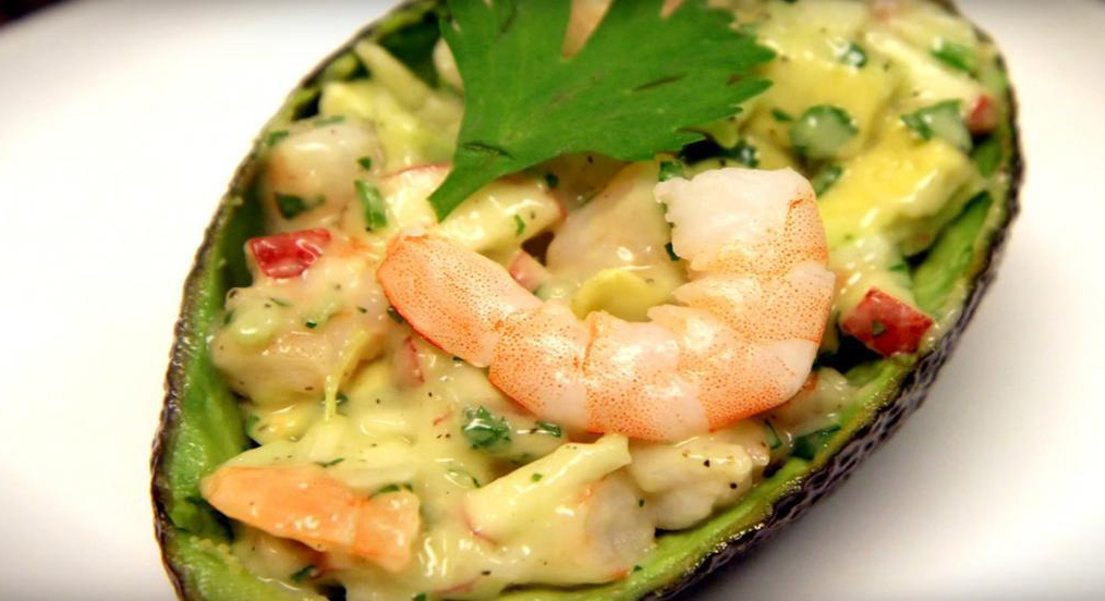 Avocat farci aux crevettes et à la pomme