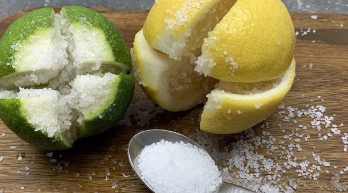 Coupez 1 citron en 4 parties et mettez du sel dessus… Cette astuce changera votre vie!