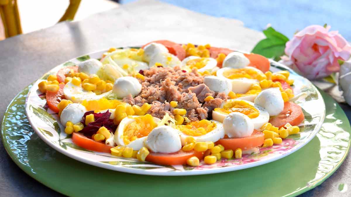 Salade de maïs aux œufs durs avec thon et mozzarella, une recette riche en goût et nutritive