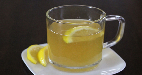 Voici pourquoi vous devriez boire de l'eau citronnée au miel tôt le matin