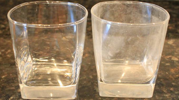 Comment enlever les traces blanches sur les verres et les rendre comme neufs