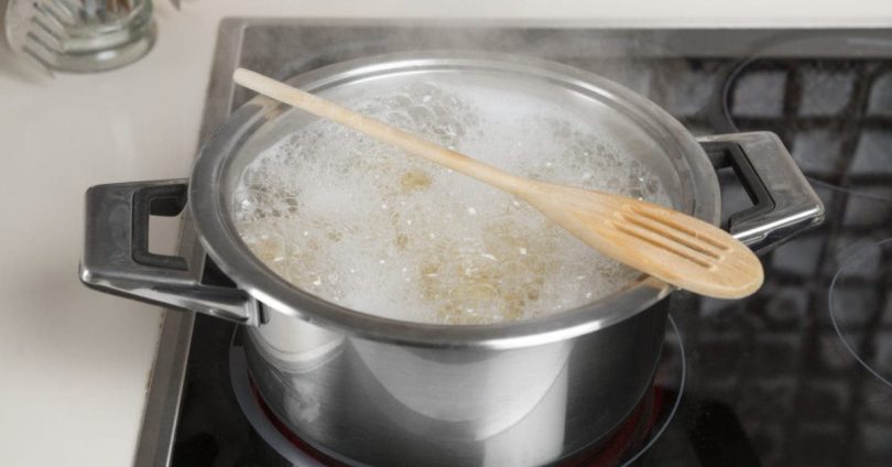 Pourquoi faut-il mettre une cuillère en bois sur une casserole d’eau bouillante ?