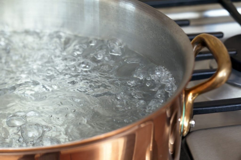 Pourquoi faut-il mettre une cuillère en bois sur une casserole d’eau bouillante