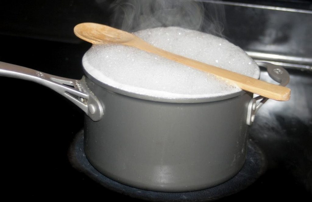 Pourquoi faut-il mettre une cuillère en bois sur une casserole d’eau bouillante