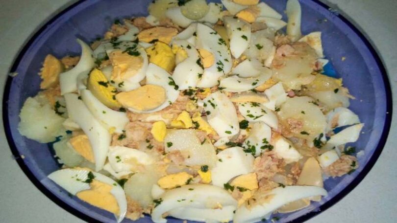 Salade de pommes de terre au thon, mozzarella et oeufs