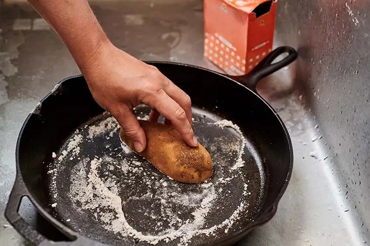 Comment nettoyer la grille du four avec une pomme de terre