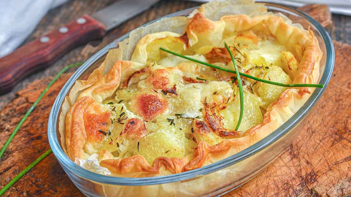 Gratin de pommes de terre au fromage avec la pate feuilletée